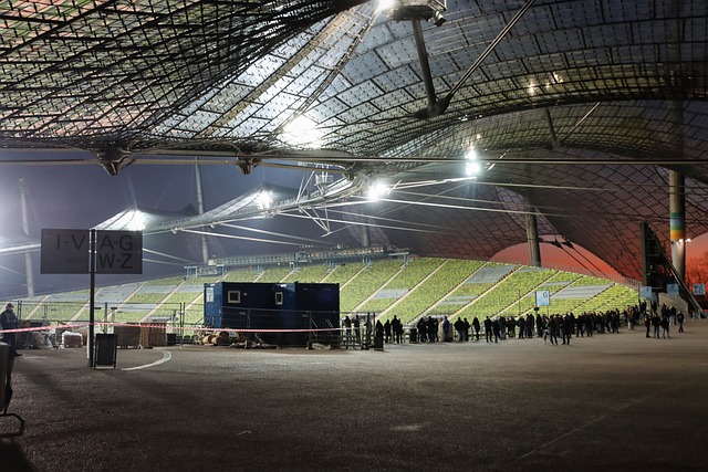 尽管新月在 尽管新月在